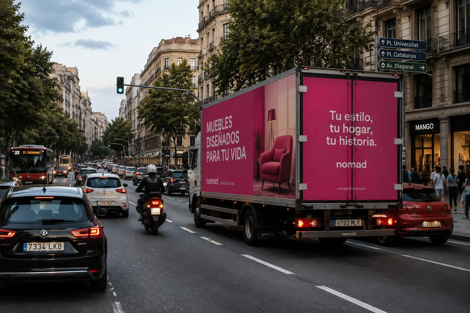Camión con una campaña publicitaria rosa circulando entre el tráfico por una avenida del centro de la ciudad